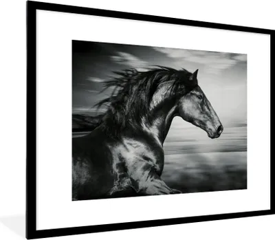 Produktbild von MuchoWow® Gerahmtes Poster Pferd - Tiere - Schwarz - Weiß 80x60 cm - Poster mit Schwarzem Bilderrahmen Wandposter Rahmen Foto Bilder - Schlafzimmer-Dekorationen - Fotoposter
