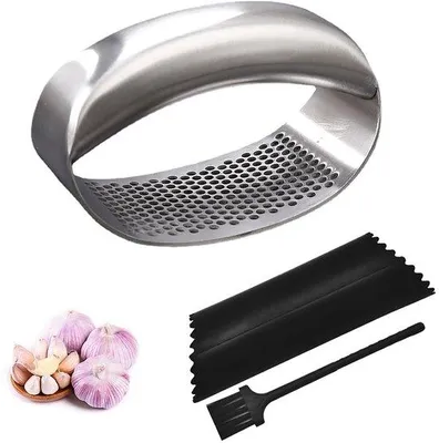 Productafbeelding van Ibenzoa® Knoflookpers van roestvrij staal – ergonomisch handvat, geschikt voor knoflook en gember, inclusief schiller en reinigingsborstel, flessenopener, vaatwasmachinebestendig