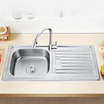 Produktbild von Küchenspüle aus Edelstahl mit einem Becken, Abtropffläche und Armatur
