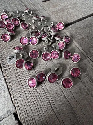 Image de Petits boutons métalliques roses de 10 mm avec strass