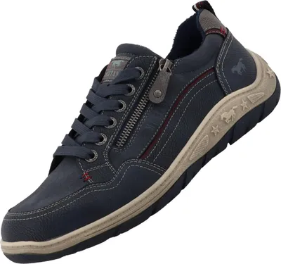 Auf dem Bild ist ein blauer Freizeitschuh abgebildet der von der Seite betrachtet wird. Der Schuh hat eine sportliche Form und zeigt eine auffällige Schnürung sowie ein atmungsaktives Obermaterial.