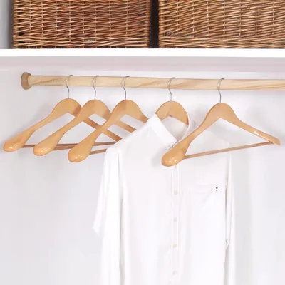 Produktbild von Massive Holzkleiderbügel Set von 10 mit Antirutschstange