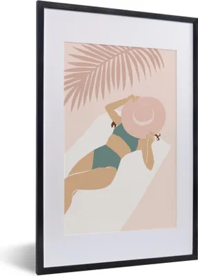 Produktbild von MuchoWow® Gerahmtes Poster Frau - Hut - Strand 40x60 cm - Poster mit Schwarzem Bilderrahmen Wandposter Rahmen Foto Bilder - Poster in Rahmen