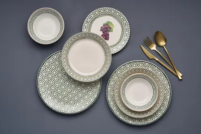 Produktbild von Hermia Concept, Hochwertiges 24-teiliges Geschirrset, 100% Keramik | 6 Servierplatten (25x25x2,5 cm), 6 Teller (21x21x3,5 cm), 6 Schalen (14x14x4,5 cm), 6 Dessertteller (19x19x2 cm) | Spülmaschinen- und mikrowellengeeignet.