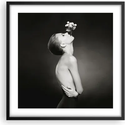 Produktbild von Gerahmtes Poster - Schwarzer Rahmen - Nackt Frau Blumen - 50x50 cm - Wand Bild - Wanddeko - Wandbilder - Kunstposter - Wandposter - Bilderrahmen - Bilder - Kunstdruck - P2BAC50x50-4849