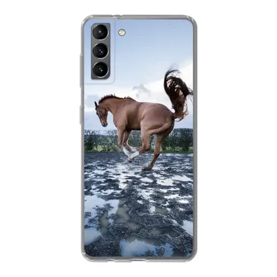 Produktbild von MuchoWow® Handyhülle Schutzhülle Hülle für Samsung Galaxy S21 Plus Ein bockendes Pferd in den Pfützen Silikon Softcase Handy Hülle - Handy-Tasche