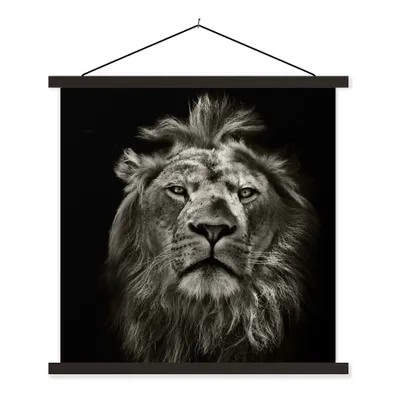 Produktbild von MuchoWow® Textilposter Löwe - Tiere - Porträt - Wildtiere - Schwarz und weiß 90x90 cm mit schwarzem Rahmen - Magnetisches