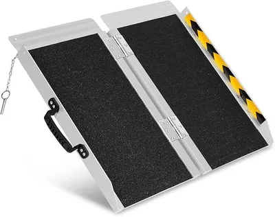 Produktbild von ???????????? Rollstuhlrampe 61 x 73 cm, klappbare Aluminium Rampe bis 270 kg, rutschfeste Auffahrrampe für Rollstuhl, Rollator, Stufen und Türschwellen