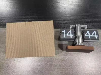 Image de Horloge de bureau pliante, décor vintage, robuste, acier inoxydable, mécanique, digitale, tourne-page de table, fonctionne sur piles, petite, avec socle en bois, idée cadeau