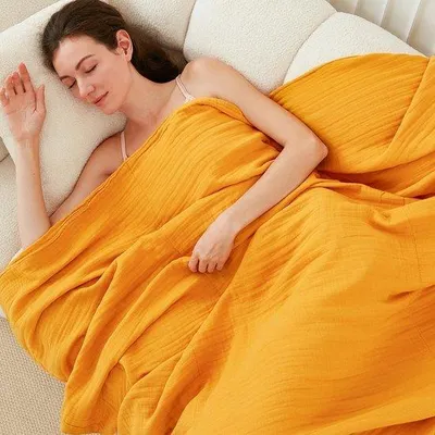 Obrázek produktu pro Unyqoos® mušelinová bavlněná deka (100% bavlna) – měkká, prodyšná čtyřvrstvá deka, barva hořčice, rozměry 140 x 190 cm, vhodná pro všechny roční období