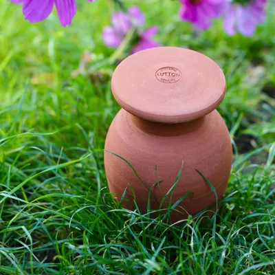 Zdjęcie produktu dla Doniczka ogrodowa Olla XS 0,5 l do zakopania – naturalne, automatyczne nawadnianie ziół i sałaty