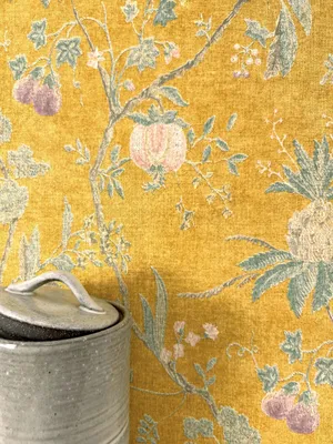 Produktbild von NEWROOM Tapete Gelb Vliestapete Blätter - Mustertapete Modern Grün Rosa Früchte Zweige Dschungeltapete Tropisch Floral