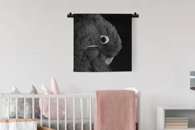 Produktbild von MuchoWow® Wandteppich Wandbehang Nahaufnahme eines blauen und rosa Papageis - schwarz und weiß 60x60 cm Tapisserie Dekoration Wandtuch - Dekorationen - Wand Decke