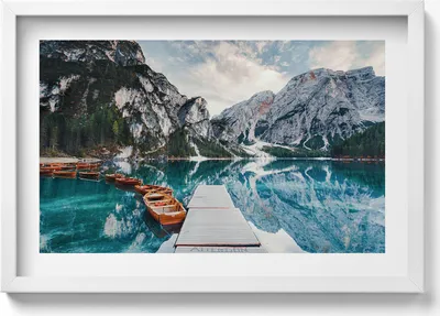 Produktbild von Boot auf einem See in den Bergen– Wandbild mit Rahmen – Gerahmtes Bild  – Wanddekoration – 60x40 cm –  Schwarz Rahmen