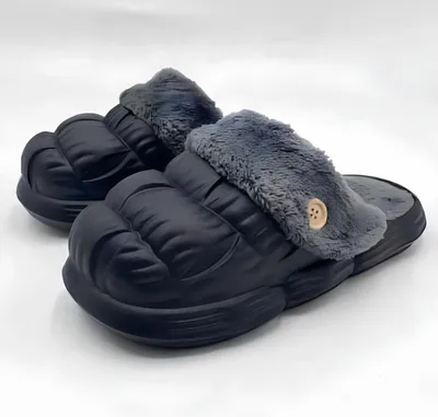 Paar dunkelgraue Winterschuhe mit plüschigem grauem Kunstfellfutter und dekorativem beigem Knopf an der Seite