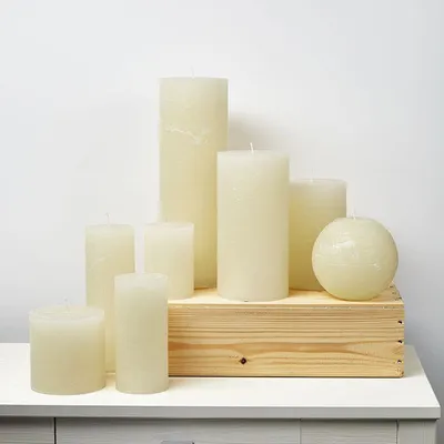 Obrázek produktu pro Svíčka značky Stumpenkerze, průměr 7 cm, výška 10 cm, barva: krémová bílá, doba hoření: cca 45 hodin.