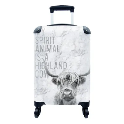 Produktbild von MuchoWow® Koffer Handgepäck Trolley Rollkoffer Kleine Reisekoffer mit 4 Rollen - Schottischer Highlander - Zitat - Schwarz - Weiß - Cabin Size < 55x40x23 cm & 55x40x20 cm - Fotokoffer - Kabinenkoffer - Boardgepäck - Reise-Box - Reisekoffer - Reisegepäck - Koffer mit Bild - Trolley für Kinder