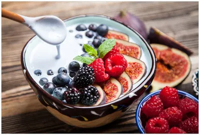 Produktbild von Wallario Premium Glasbild, freischwebende Optik, kräftige Farben, Größe 90 x 60 cm Motiv Joghurt mit frischen Früchten