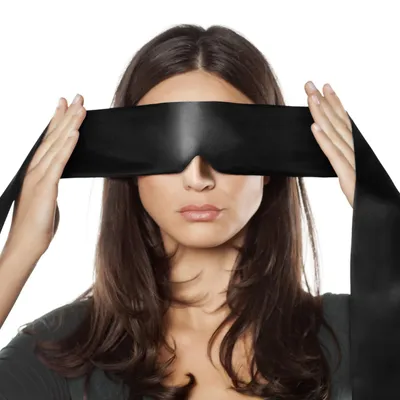 Image de Masque de sommeil en satin – masque confortable pour femmes et hommes, doux, procure de l'obscurité pendant la nuit, pour dormir, voyager ou méditer, noir profond, cadeau idéal pour un anniversaire ou une fête, 160 cm