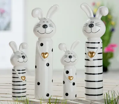 Produktbild von Gilde Porzellan Hase "Loving" mit Herz 29 cm