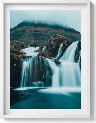 Produktbild von Bild eines Bergwasserfalls– Wandbild mit Rahmen – Gerahmtes Bild  – Wanddekoration – 60x80 cm –  Weiß Rahmen