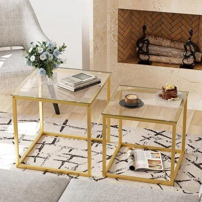 Zdjęcie produktu dla Zestaw dwóch kwadratowych stolików kawowych Unyqoos® z szklanym blatem i złotą powierzchnią – eleganckie stoliki do salonu