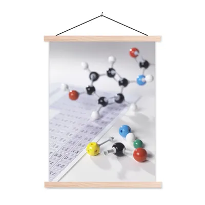 Produktbild von MuchoWow® Textilposter Molekülmodell neben Periodensystem 60x80 cm mit holzfarbenen Rahmen - Wandbild