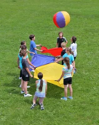 Produktbild von Betzold Schwungtuch-Ballspiel, mehrfarbig, strapazierfähig, 6 Halteschlaufen, für bis zu 9 Kinder