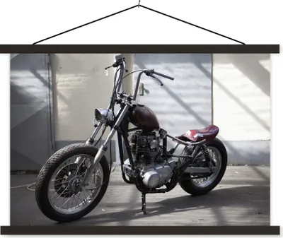 Produktbild von MuchoWow® Textilposter Ein altmodisches Chopper-Motorrad 60x40 cm mit schwarzem Rahmen - Hölzernes