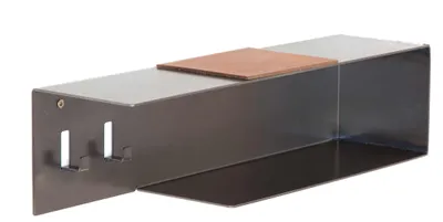 Wandboard HOMBRE Design Seitenansicht mit grauer Glasplatte, brauner Holzablage und Metallkonstruktion.