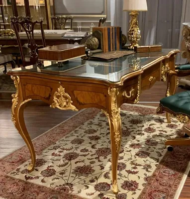 Produktbild von Casa Padrino Luxus Barock Schreibtisch Braun / Gold 156 x 88 x H. 80 cm - Prunkvoller handgefertigter Massivholz Bürotisch mit Glasplatte - Barock Büromöbel - Luxus Qualität