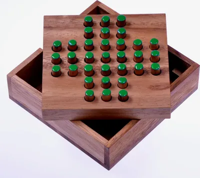 Zdjęcie produktu dla Solitaire S - green plugs - Mała gra logiczna z uzależniającym czynnikiem - kompaktowa, sprytna, po prostu genialna!
