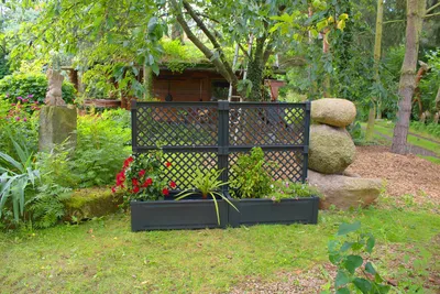 Zdjęcie produktu dla Donica KHW 100 cm z kratką, 100 x 43 x wys. 140 cm, wysokiej jakości tworzywo sztuczne, stabilna, odporna na promieniowanie UV i warunki atmosferyczne. Kolor antracytowy – dostawa w zestawie 2 sztuk.