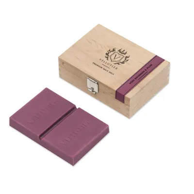 Productafbeelding van Vellutier Geurkaars Bourbon en Pruim 50g – Elegante, kruidige geur met tonen van rijpe pruimen – Tot 20 uur geurverspreiding