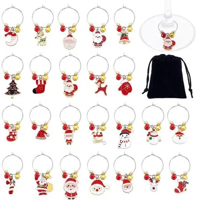 Image de 24 verres à vin rouge pour une fête de Noël