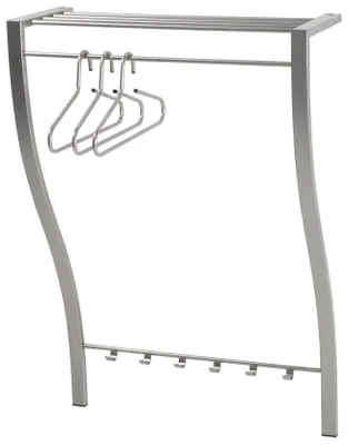 Design Wandgarderobe CARVE 1 mit vernickeltam Stahlrohr, gebogenen Seitenprofilen und drei Metallbügeln in Gesamtansicht.