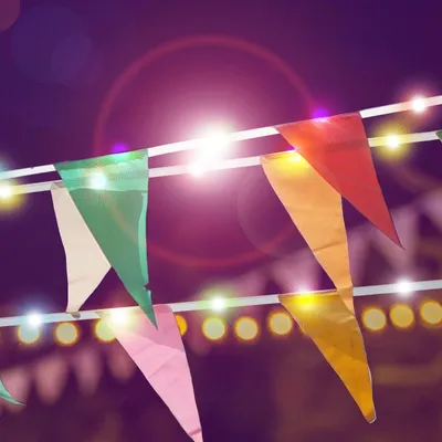 Produktbild von Solarbetriebene Lichterkette mit Flaggenmotiv - 35 farbige LEDs - 4 m - Solarbetrieben - Schaltet sich bei Dämmerung automatisch ein - Dekorative Außenbeleuchtung für Garten, Party und Balkon [11734]