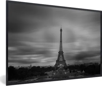 Produktbild von MuchoWow® Gerahmtes Poster Einsamer Eiffelturm 90x60 cm - Poster mit Schwarzem Bilderrahmen Wandposter Rahmen Foto Bilder - Fotorahmen - Foto-Plakat