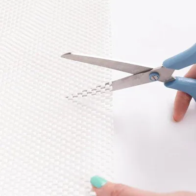 Obrázok produktu pre Protisklzová podložka na podlahu – zamedzuje pošmyknutiu – nastaviteľná veľkosť – 150 cm x 220 cm. Protišmyková podložka na podlahu