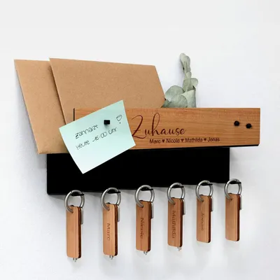 Produktbild von Schlüsselbrett aus Holz personalisiert mit Ablage, individuelle Gravur, Magnet Pinwand mit 3 Magneten, für 6 Schlüssel