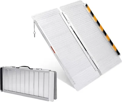 Productafbeelding van Aluminium rolstoelhelling, inklapbaar en antislip, draagbare oprijhelling voor rolstoelen en scootmobielen, drempelhelling voor thuisgebruik, geschikt voor stoepen en trappen, lichtgewicht, stabiel en belastbaar, zilver, 61 cm