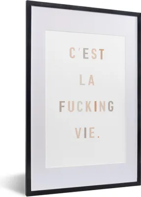 Produktbild von MuchoWow® Gerahmtes Poster Text - Zitate - C'est la fucking vie - Leben 40x60 cm - Poster mit Schwarzem Bilderrahmen Wandposter Rahmen Foto Bilder - Poster in Rahmen