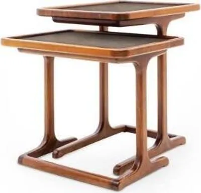 Immagine prodotto di 2 tavolini laterali con piano in legno color marrone, ideali per il soggiorno