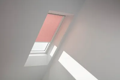 Produktbild von VELUX Sichtschutzrollo rosenholz uni manuell Rahmen weiß RFL MK04 4168SWL