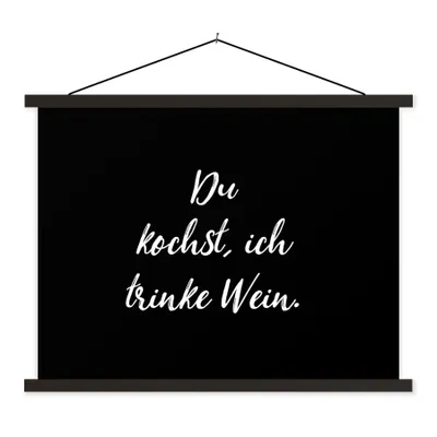 Produktbild von MuchoWow® Textilposter Du kochst, ich trinke Wein - Sprichwörter - Wein - Zitate 150x113 cm mit schwarzem Rahmen - Wohnzimmer