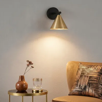 Productafbeelding van Wandlamp Conico enkel zwart met goud, AI-gegenereerde afbeelding