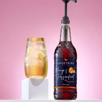 Produktbild von Sirup mit zugesetztem Vitamin B für Eiskaltgetränke Sweetbird Fusions+ Mango and Passionfruit, 1 l