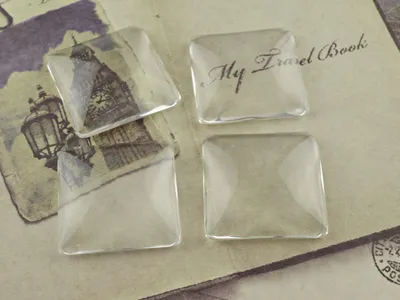 Produktbild von Vintageparts 4 quadratische Glascabochons klar, 25 mm