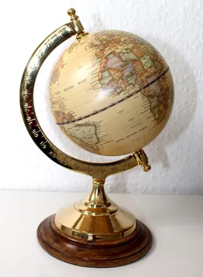Image de Globe en bois et en laiton pour décoration maritime