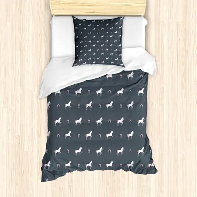 Produktbild von ABAKUHAUS Pferde Bettbezug Set, Tiermuster Sublime Mustang Silhouette Wildlife Horseshoe Zusammenfassung, 135 x 200 cm + 80 x 80 cm, Lila grau Weiß Rosa